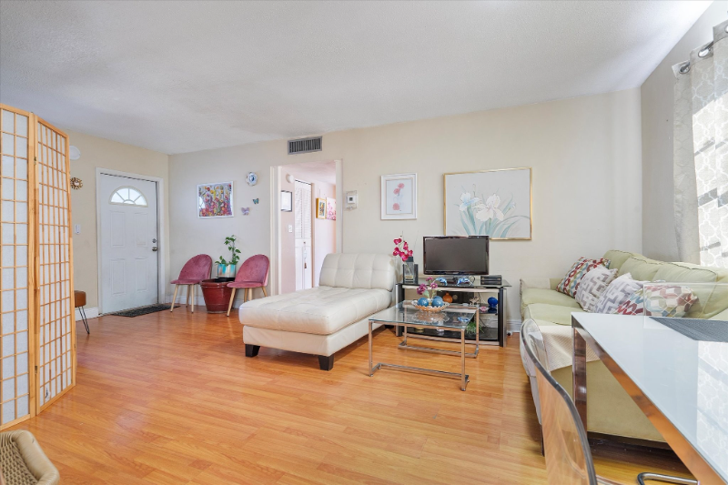 714 Ne 10th St #205 - Photo 2 of 8