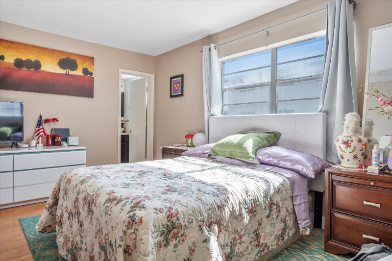 714 Ne 10th St #205 - Photo 3 of 8