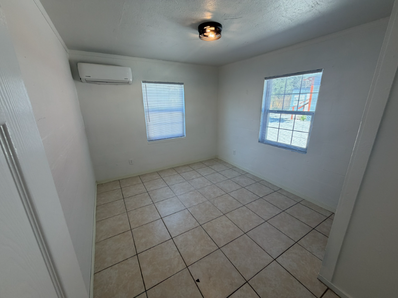 1316 Se 7th Ave - Photo 5 of 10