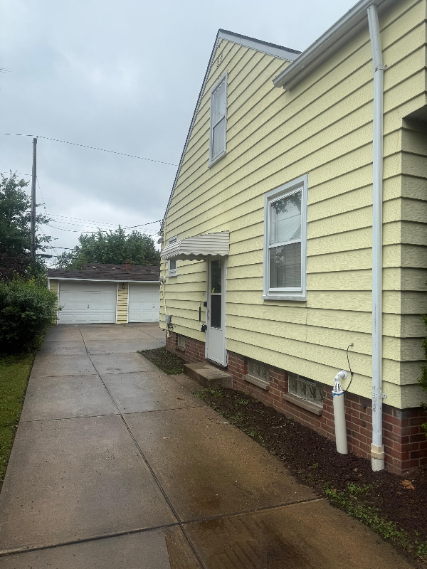13583 Shady Oak Blvd - Photo 3 of 23