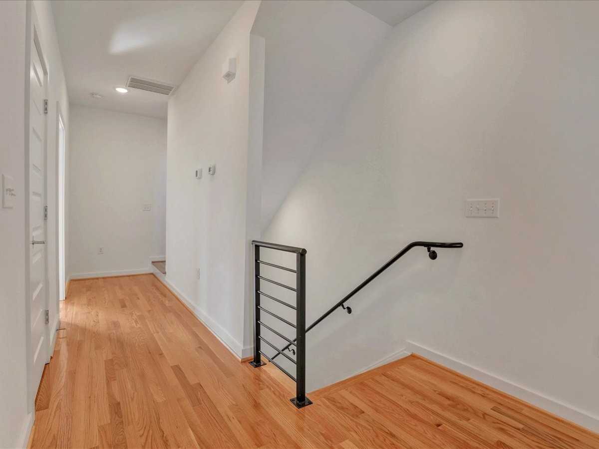 1215 Bainbridge St #B - Photo 5 of 19