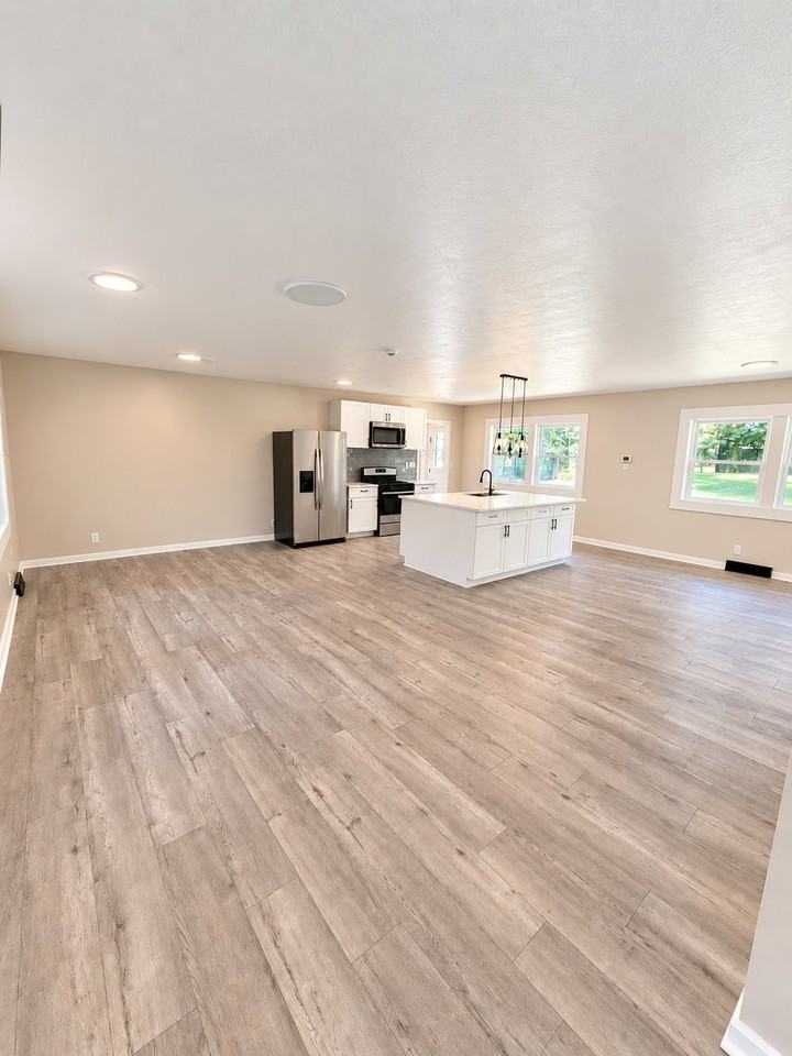 2706 Lakewood Dr N - Photo 3 of 20