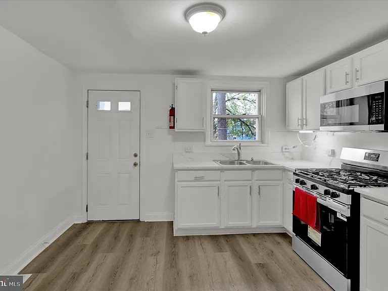 540 Walnut St - Photo 2 of 6