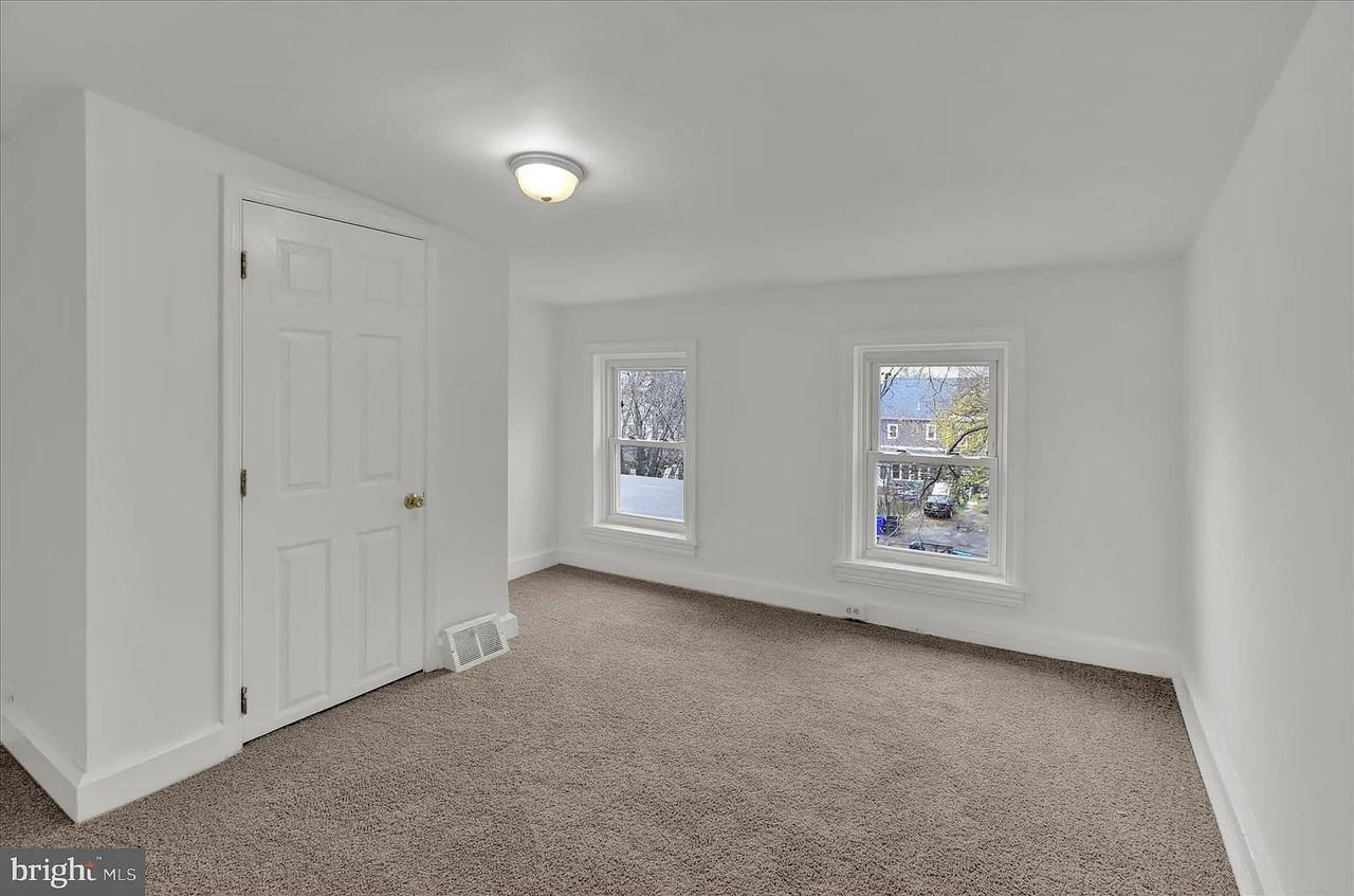 540 Walnut St - Photo 3 of 6