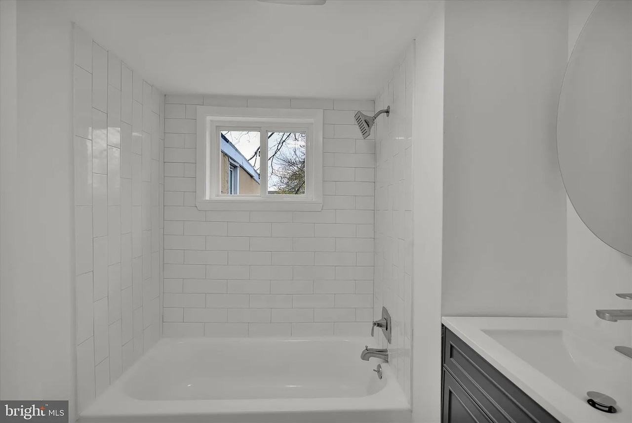 540 Walnut St - Photo 4 of 6