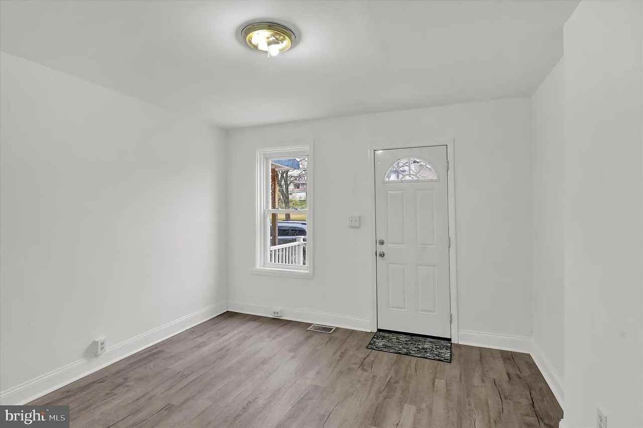 540 Walnut St - Photo 5 of 6