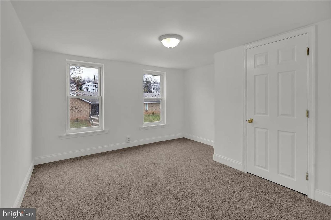 540 Walnut St - Photo 6 of 6
