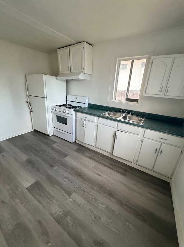 312 S 2nd St - Photo 5 of 6