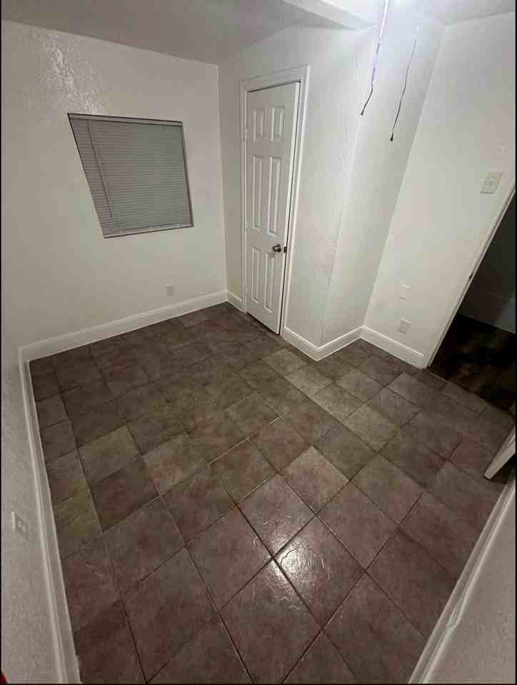 916 W Jackson Ave #1 - Photo 2 of 9