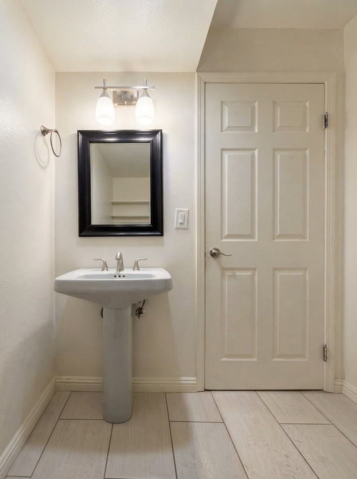 1373 1/2 S Orange Dr - Photo 7 of 8