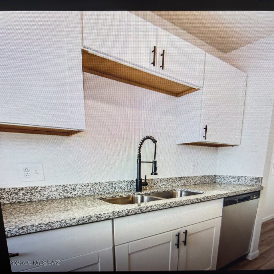 828 S Langley Ave #101 - Photo 4 of 20
