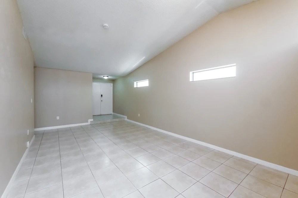 10216 Nw 126th St - Photo 4 of 10