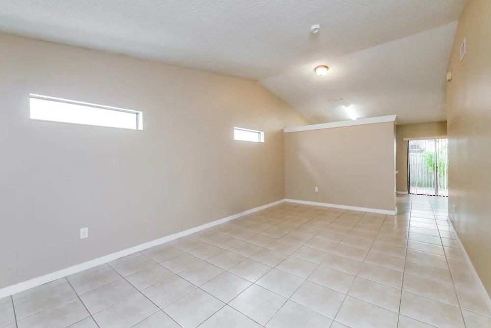 10216 Nw 126th St - Photo 5 of 10
