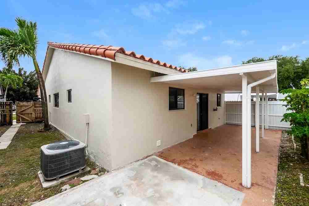 10216 Nw 126th St - Photo 6 of 10