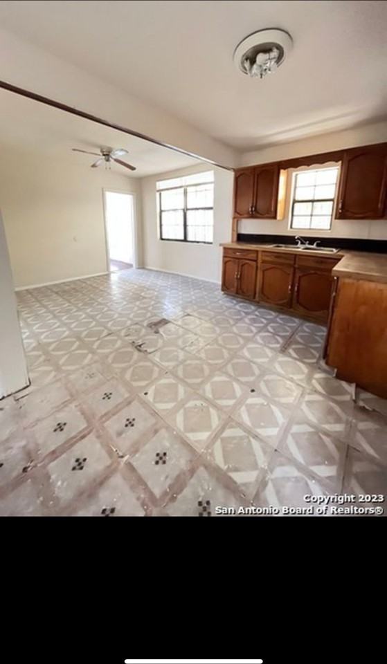 942 Delgado St - Photo 5 of 10
