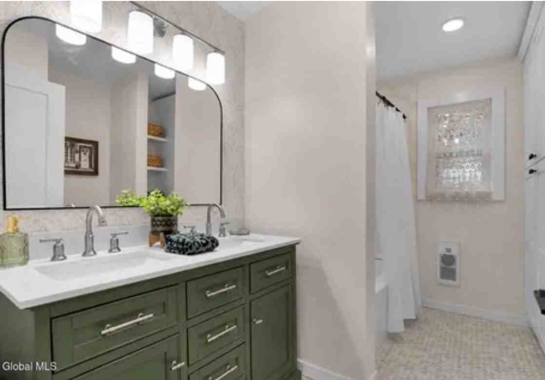 3 Colonial Ct - Photo 3 of 4