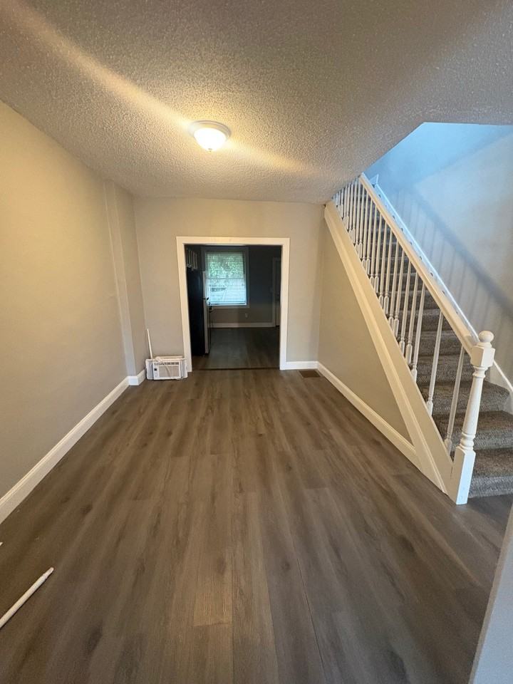 1506 E 28th St - Photo 4 of 17