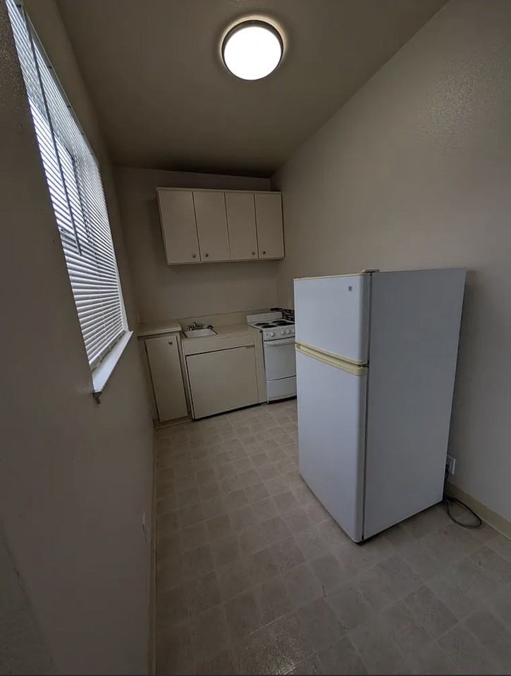 1106 Walnut St #1 - Photo 4 of 7