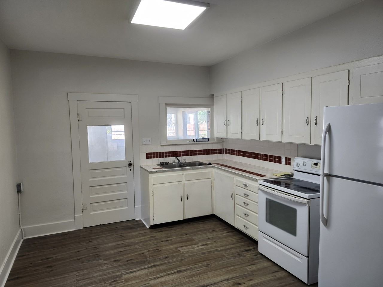 533 E 11th St #1 - Photo 3 of 15