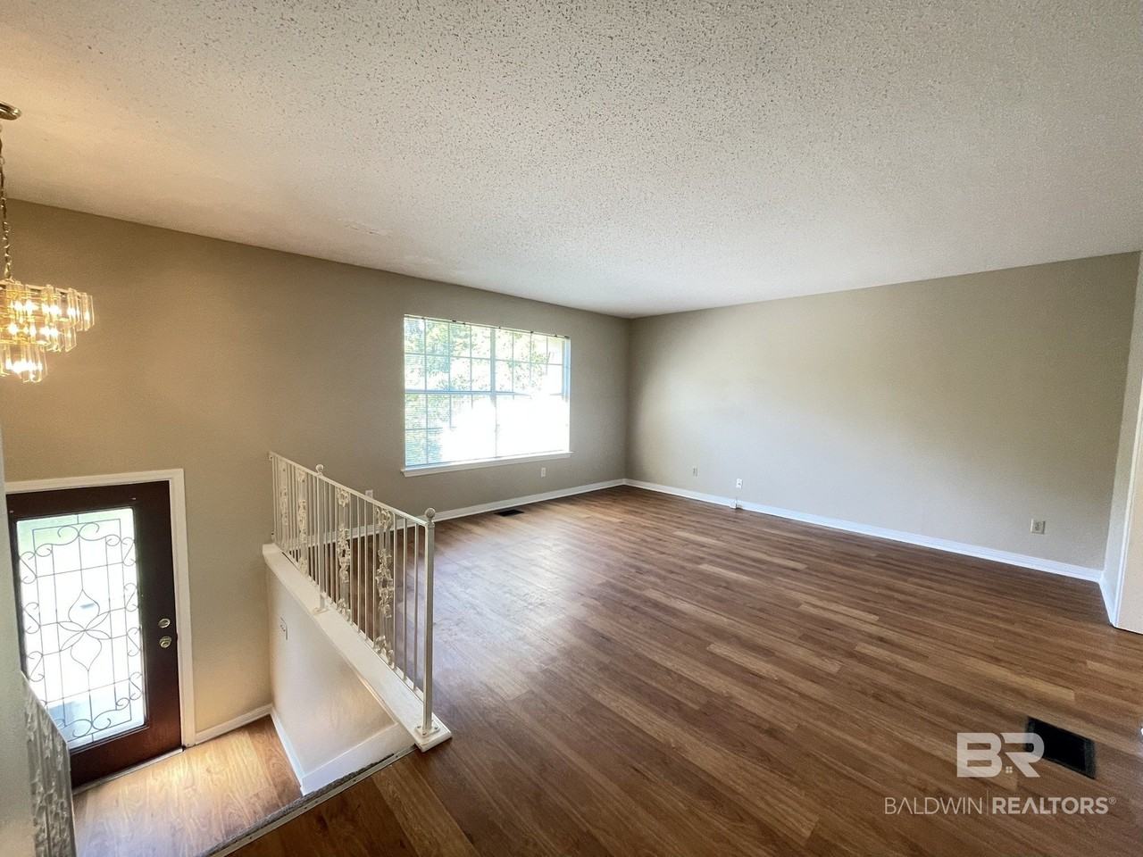 114 Pineview Cir - Photo 3 of 23