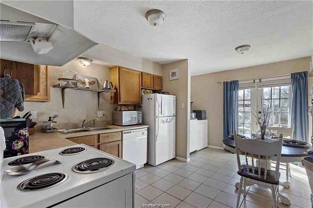 1128 Georgia St - Photo 5 of 13