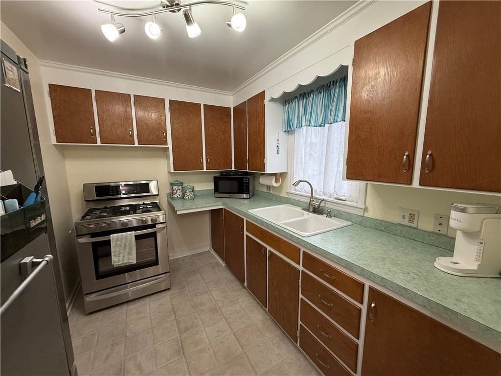 111 Arbordale Ave - Photo 6 of 17