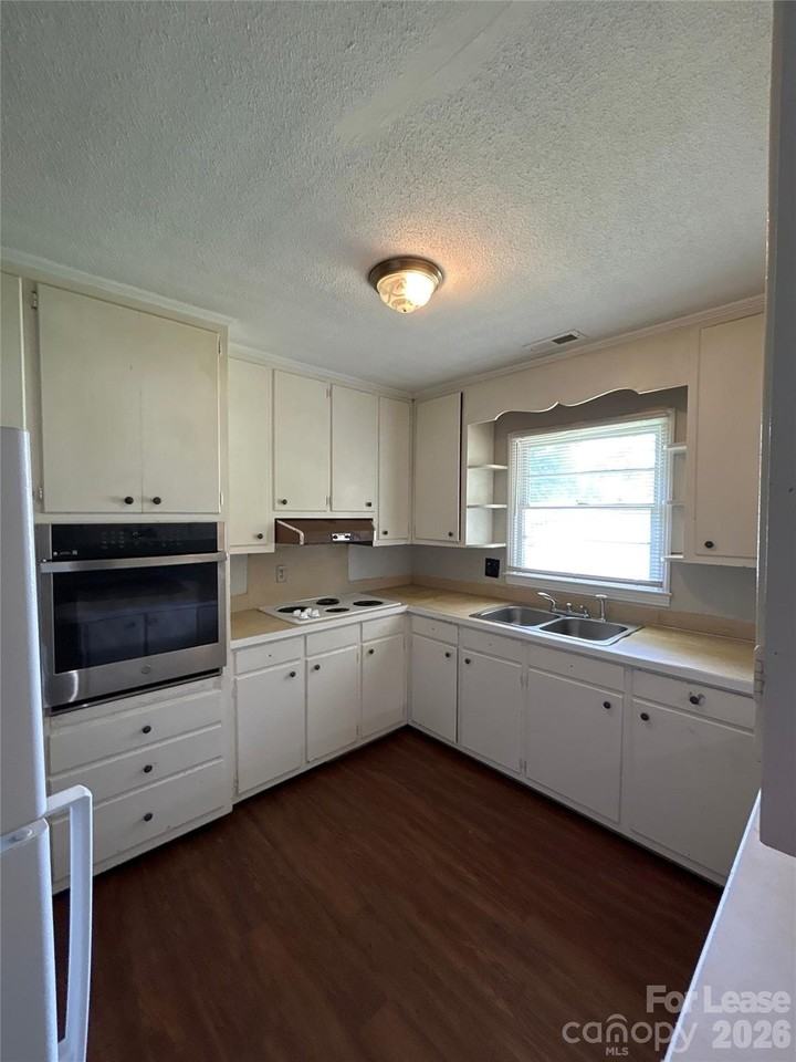 401 Jenny St - Photo 3 of 12