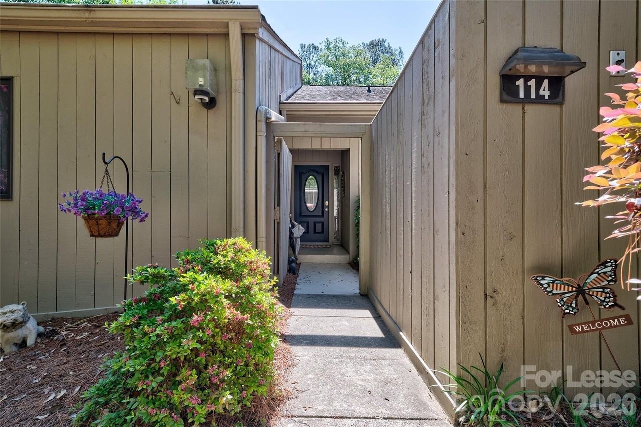 114 Pine Grove Cir - Photo 2 of 37