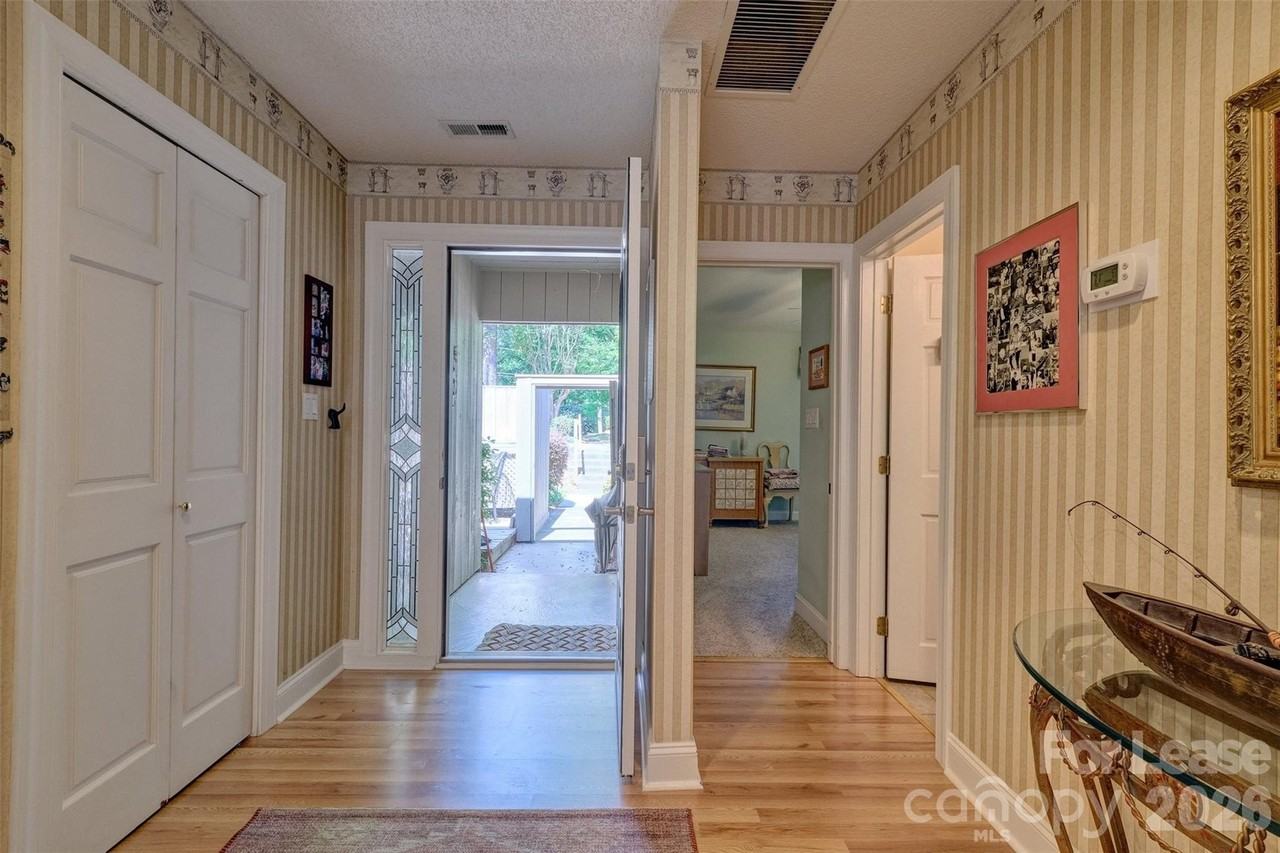 114 Pine Grove Cir - Photo 3 of 37
