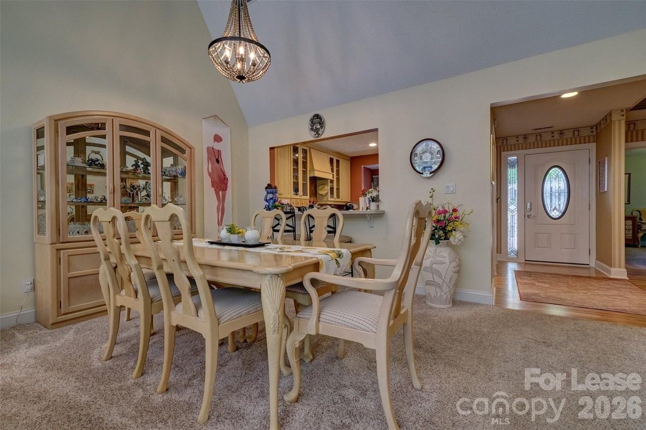 114 Pine Grove Cir - Photo 4 of 37