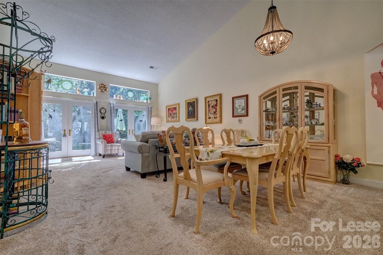 114 Pine Grove Cir - Photo 5 of 37
