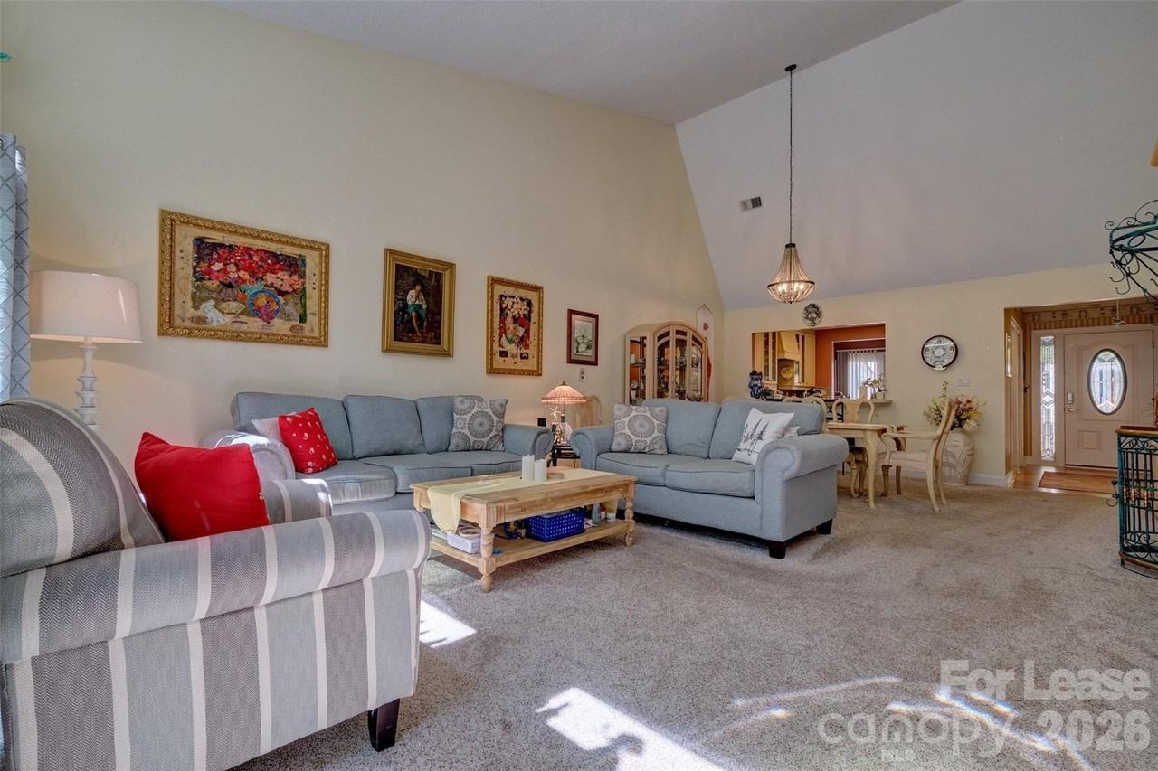 114 Pine Grove Cir - Photo 6 of 37
