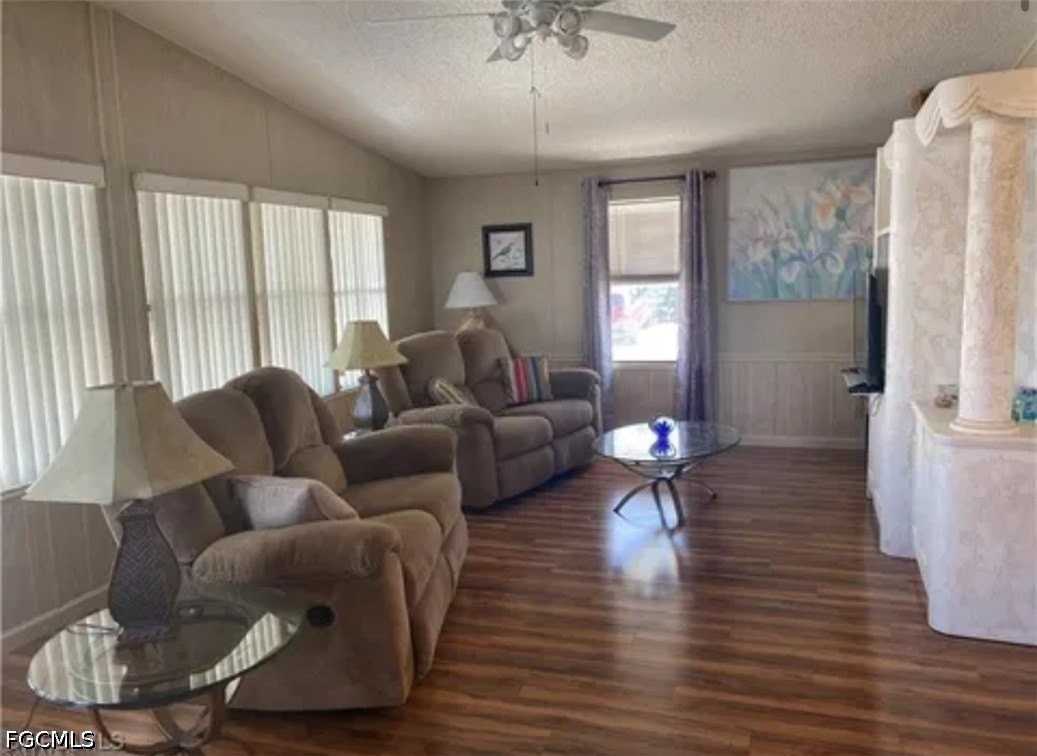 571 Sunrise Ln - Photo 4 of 18