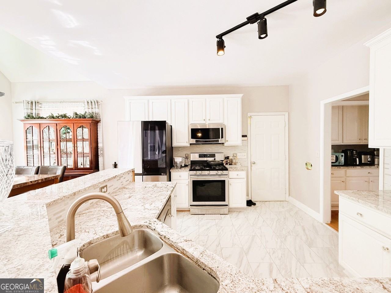 2834 Gavin Pl - Photo 3 of 27