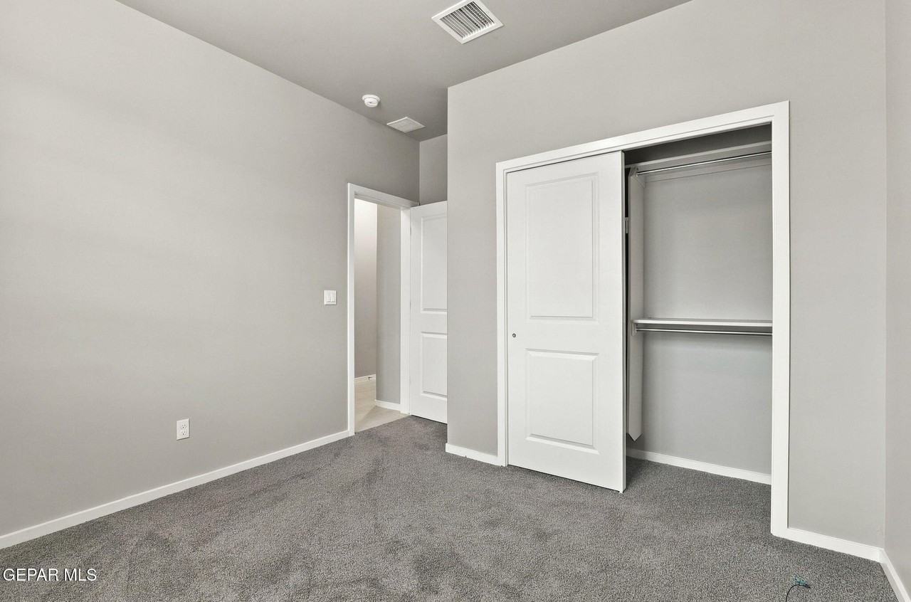 13905 Lorenz Ave - Photo 5 of 33
