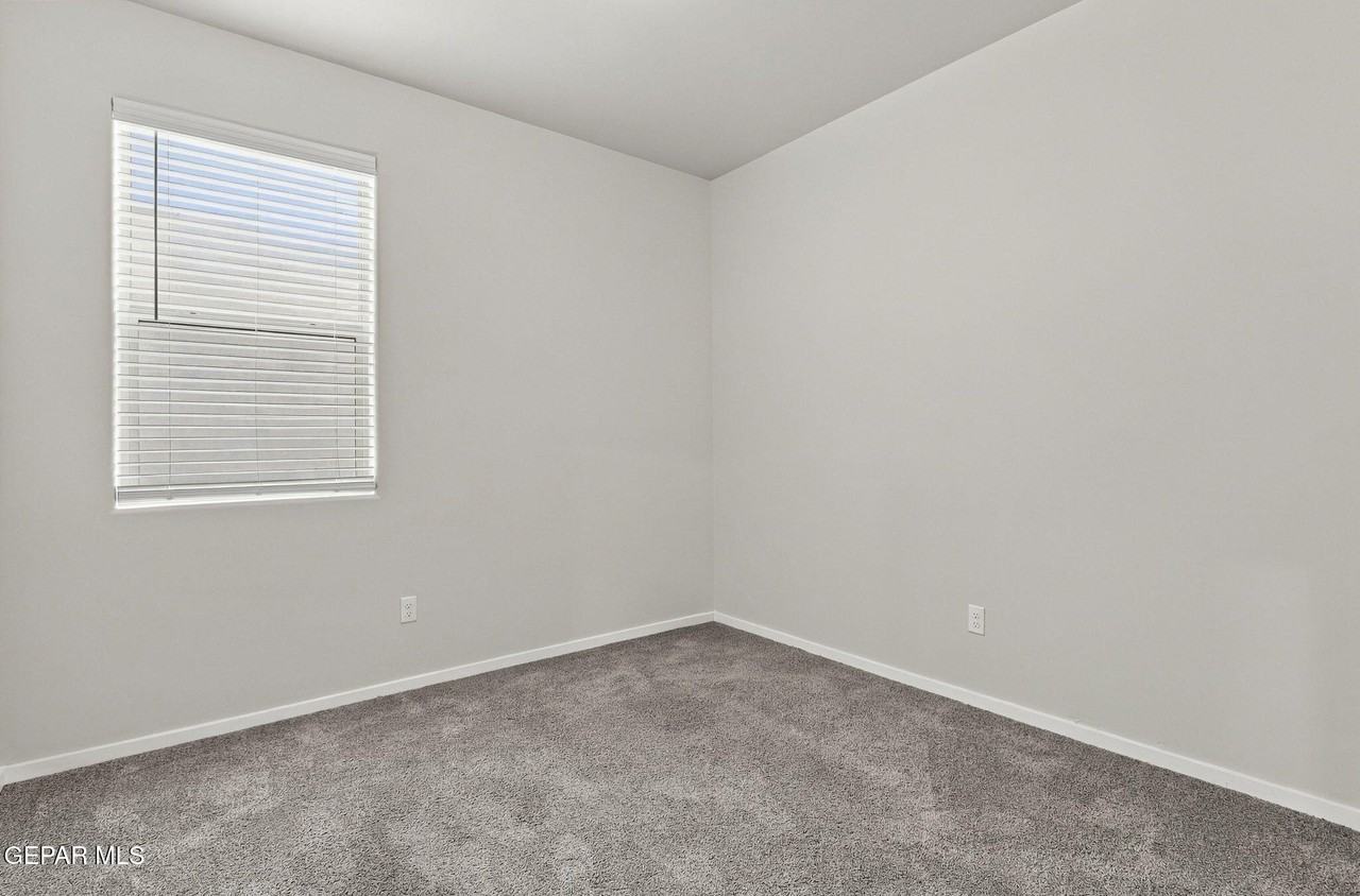13905 Lorenz Ave - Photo 6 of 33