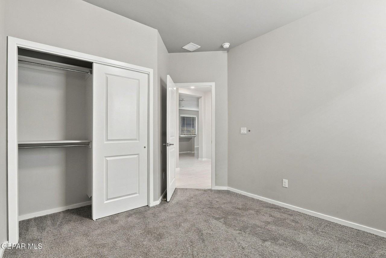 13905 Lorenz Ave - Photo 7 of 33