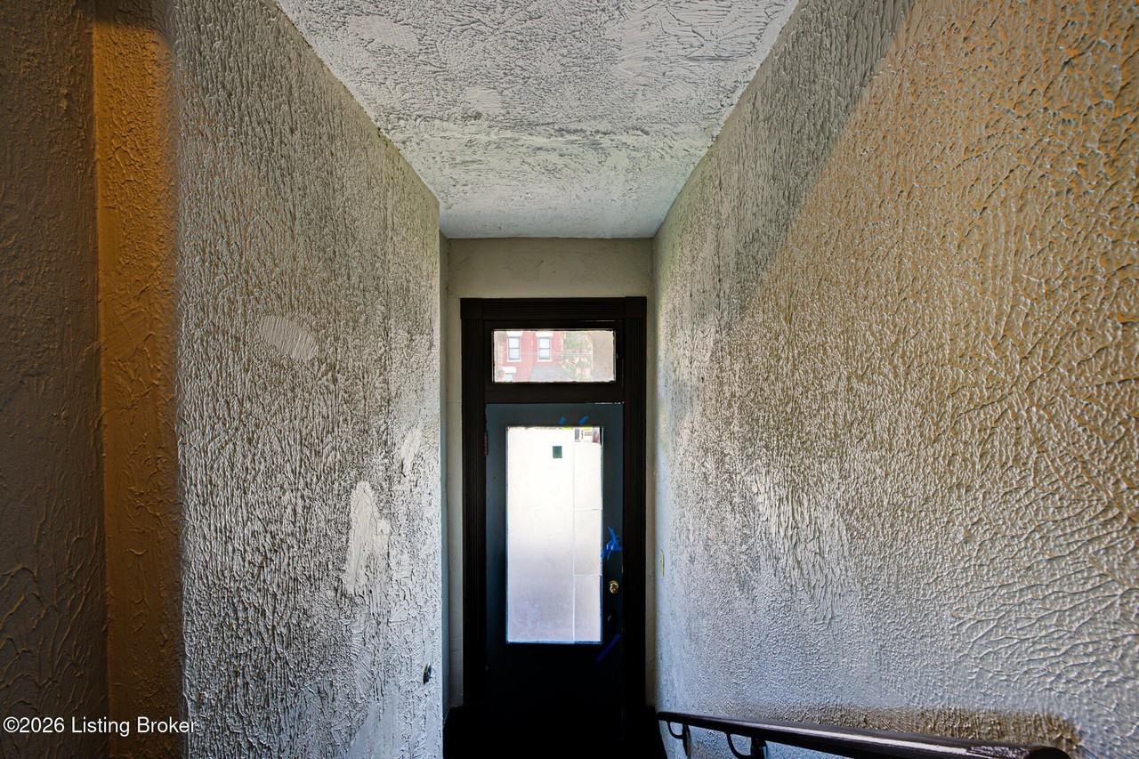 113 E Saint Catherine St #2 - Photo 3 of 34