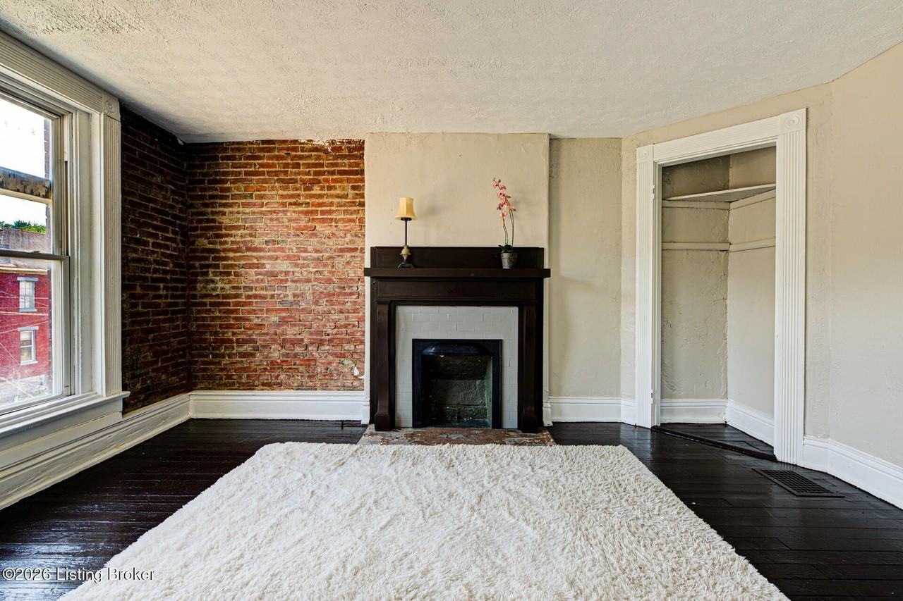 113 E Saint Catherine St #2 - Photo 6 of 34