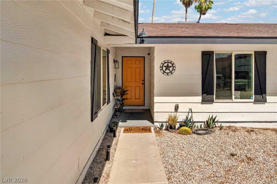 5452 Escondido St - Photo 4 of 43