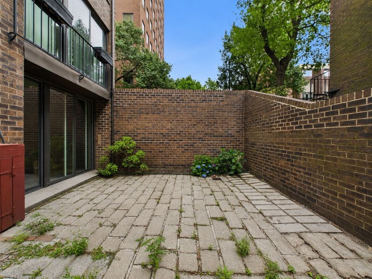 1 Saint James Ct - Photo 3 of 30