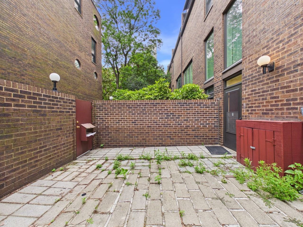 1 Saint James Ct - Photo 4 of 30