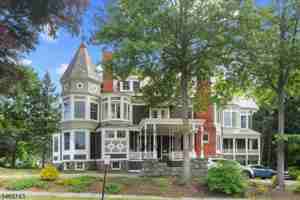 featured image of 1 Franklin Pl