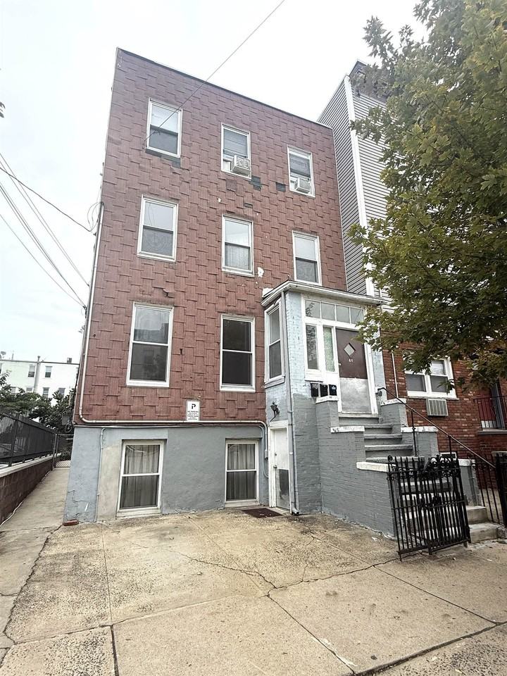 60 Laidlaw Ave #1