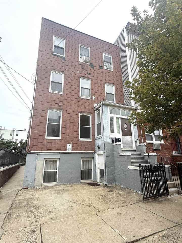 60 Laidlaw Ave #2