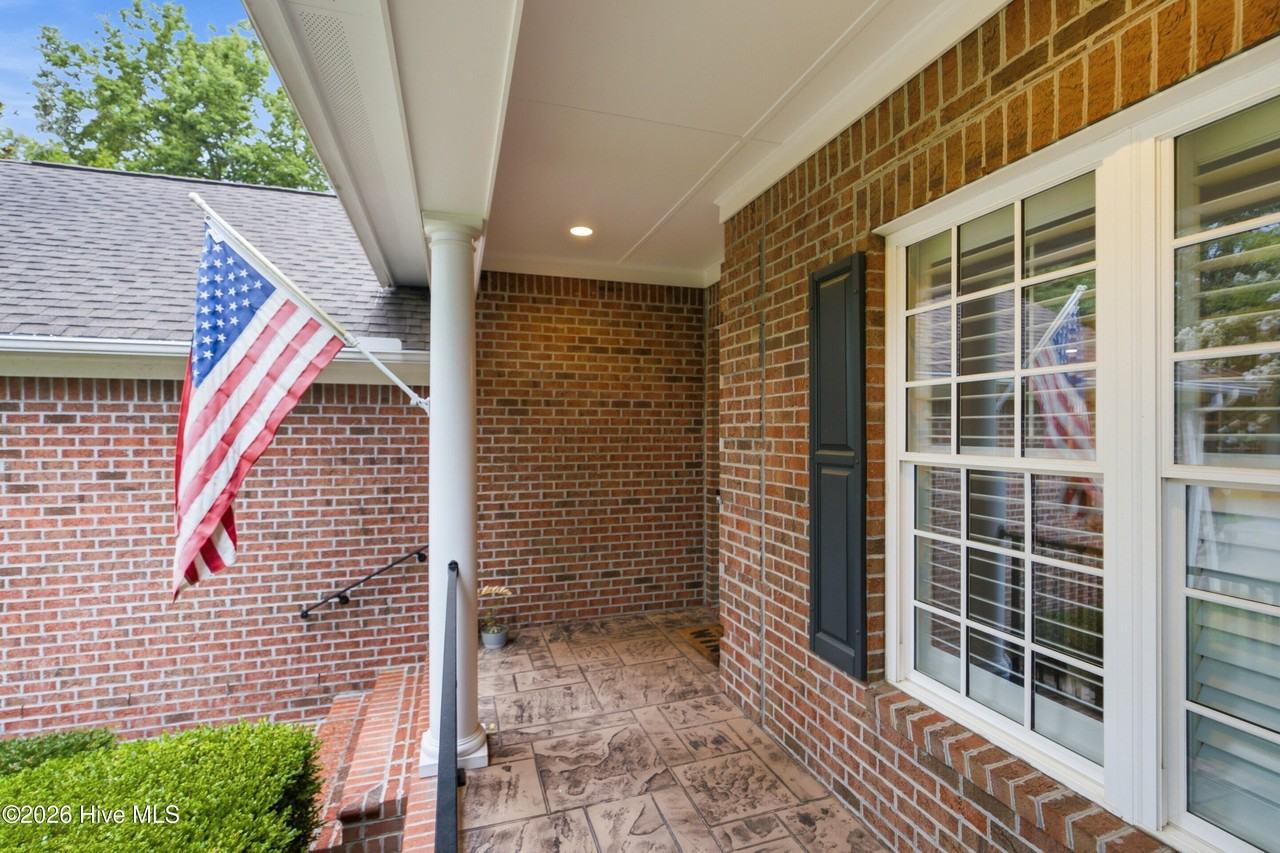 1105 Congressional Ln - Photo 2 of 43