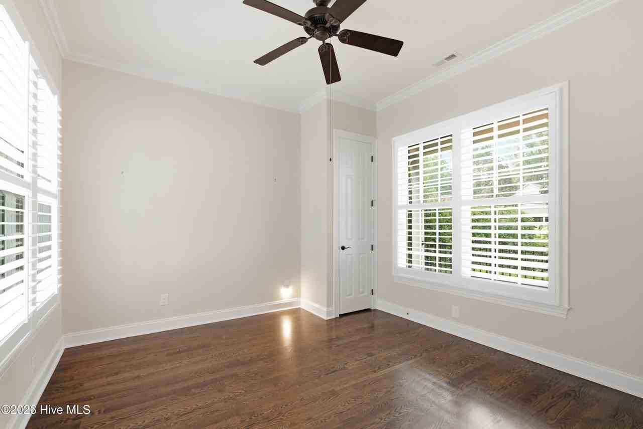 1105 Congressional Ln - Photo 4 of 43