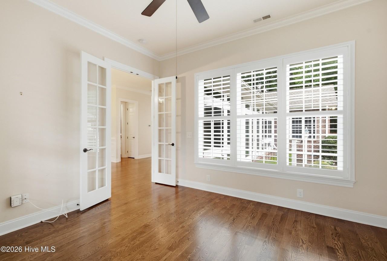 1105 Congressional Ln - Photo 5 of 43