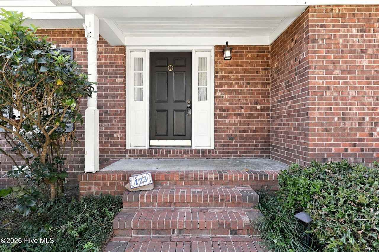 123 Robinhood Dr - Photo 2 of 34