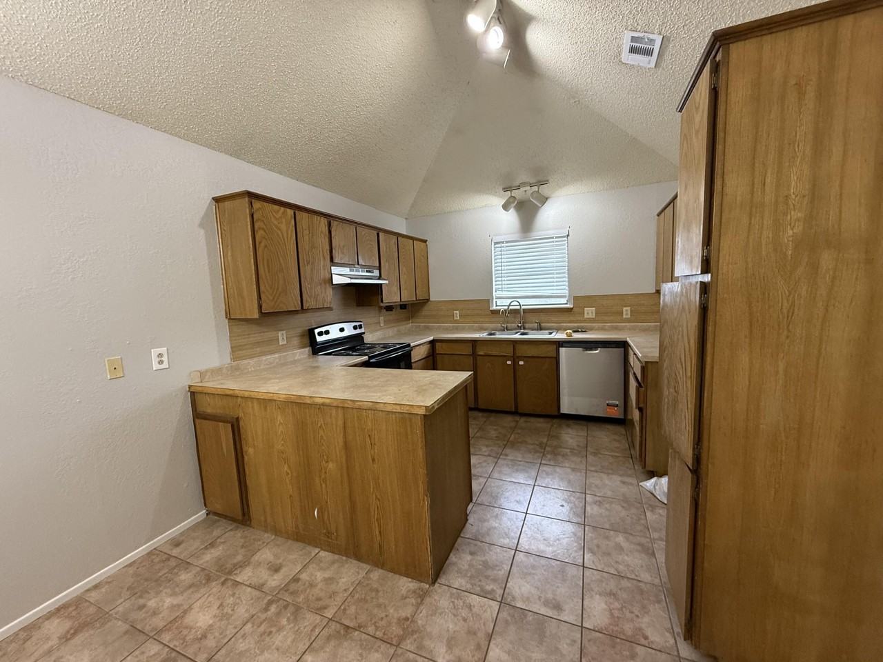 5615 Duke St - Photo 4 of 11